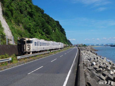 「喜入駅」を過ぎて海岸線を走ります