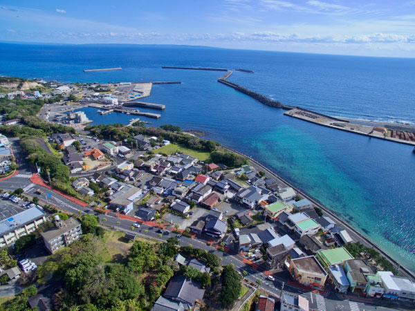 空から眺める屋久島と水平線