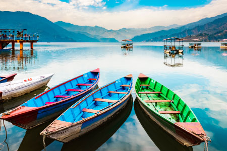 ポカラ：ヒマラヤの絶景を仰ぐ風光明媚な湖畔リゾート