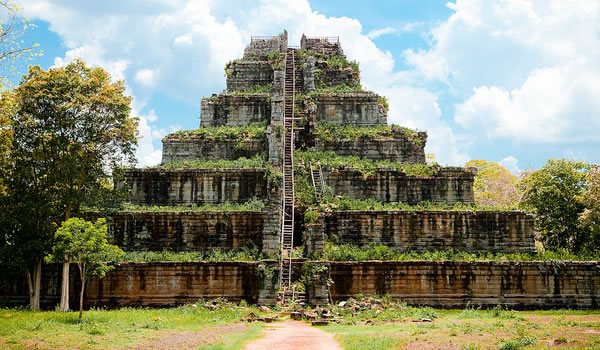 天高くそびえるピラミッド型寺院 コーケー遺跡