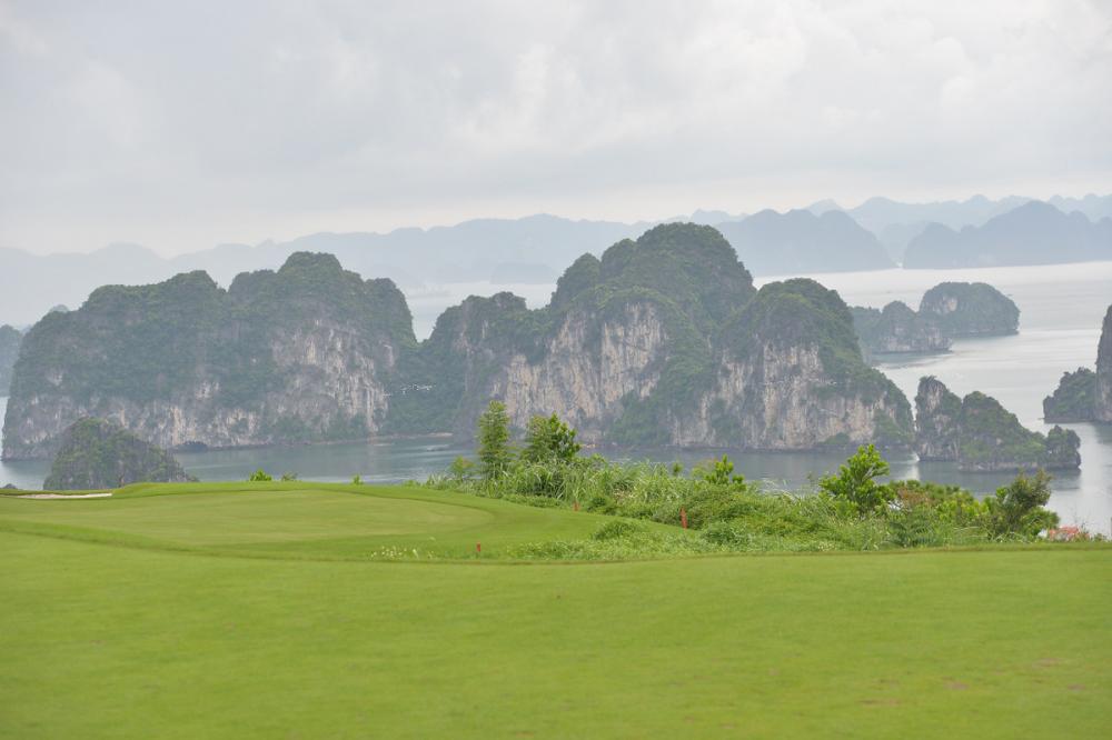 絶景ハロン湾を眺めながらゴルフ！　5つ星リゾートFLC HALONG BAY GOLF CLUB & RESORT