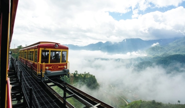 ベトナム最高峰の山ファンシーパン観光にもご案内